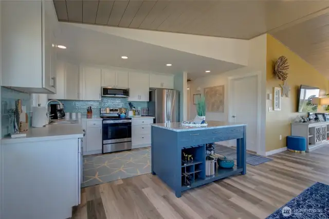 Equipped with everything you need, the space is inviting and comfortable for those beachy getaways.