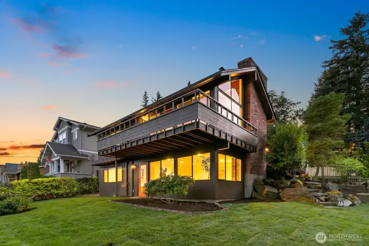Large front yard- easily can be fenced to have added privacy
