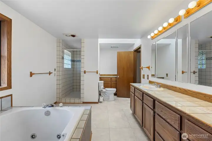 Upper level full bathroom