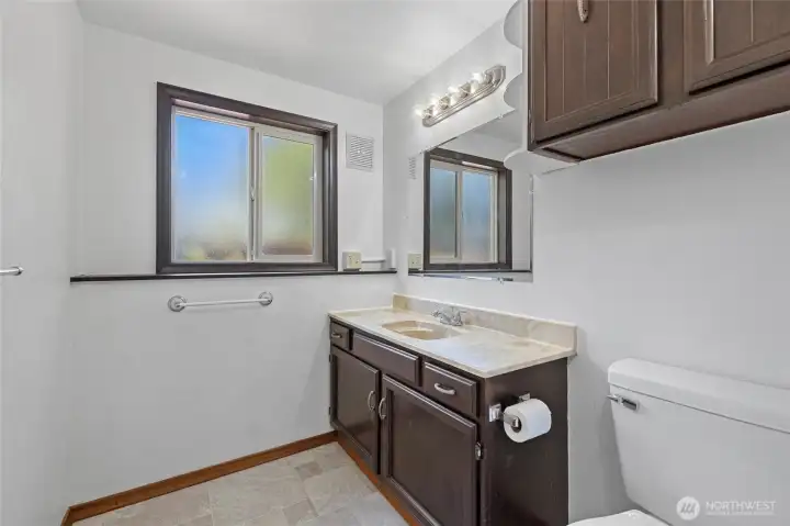 Lower level 3/4 bathroom