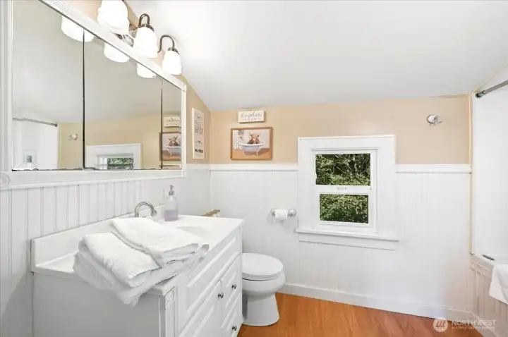 Upstairs Full Bathroom