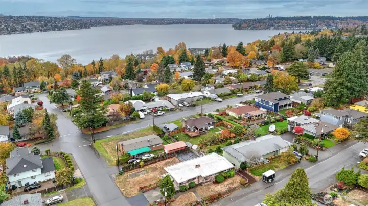 Overlooking scenic Lake Washington with vibrant seasonal color and lush greenery.