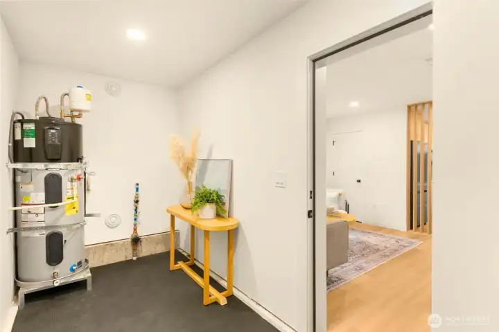 Just through the door, a hobby garage awaits for you. Designed to fit your needs flexibly, the space can be used for storage, small vehicles, a home gym or office, or studio