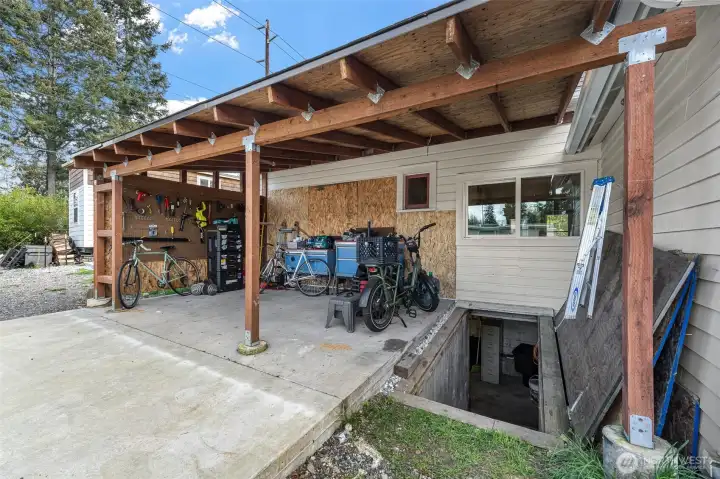 Covered workshop and entrance to Cali style basement.