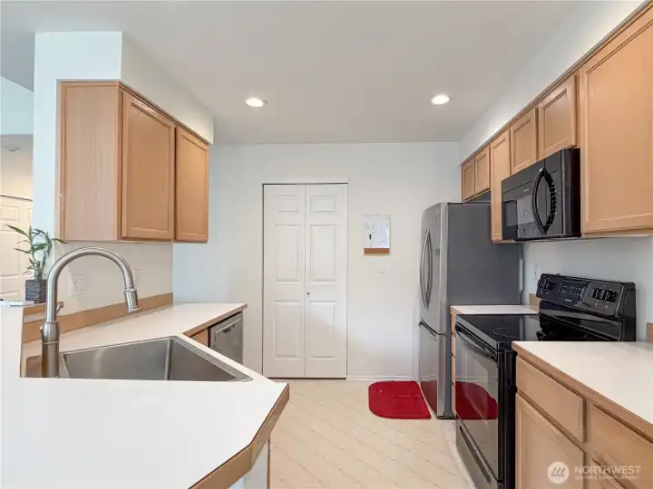 Perfectly-sized kitchen with breakfast bar