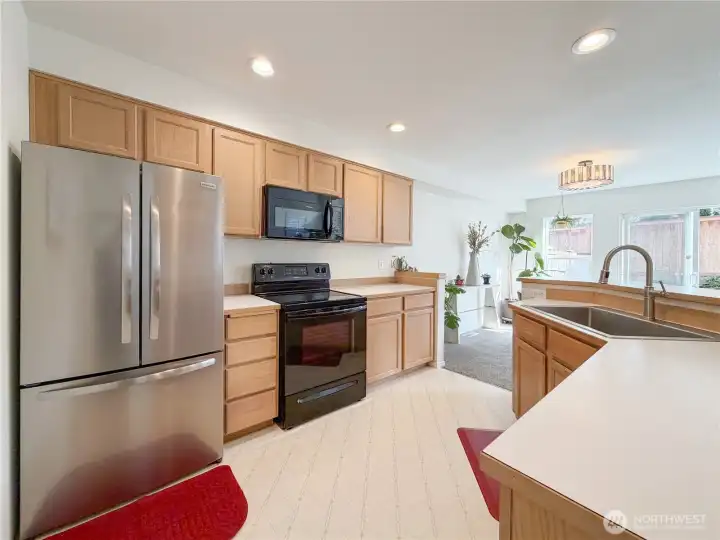 Lots of storage, deep cabinets & SS appliances