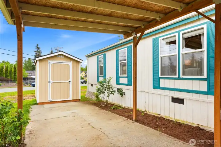 Enjoy a shed for extra storage!