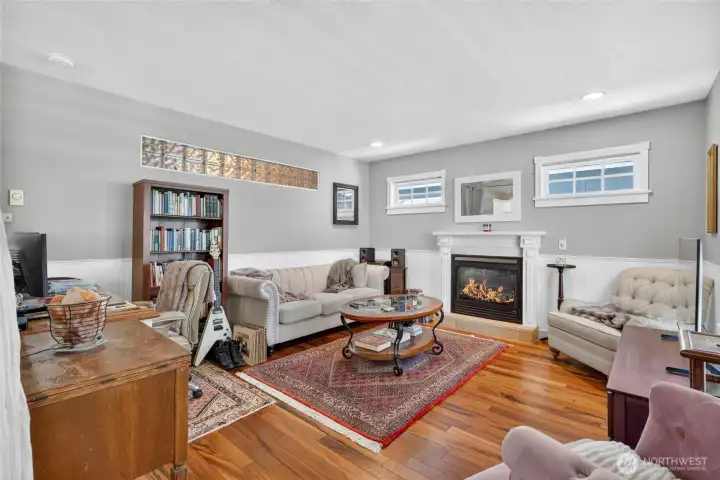 Most of the furnishings can stay. Most of the furnishings can stay.