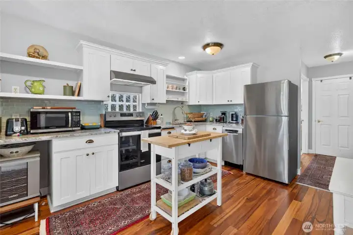 Plenty of cupboards and new granite countertops. Plenty of cupboards and new granite countertops.