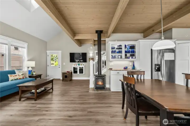 Glass cabinets, abundant cupboard and cabinet space