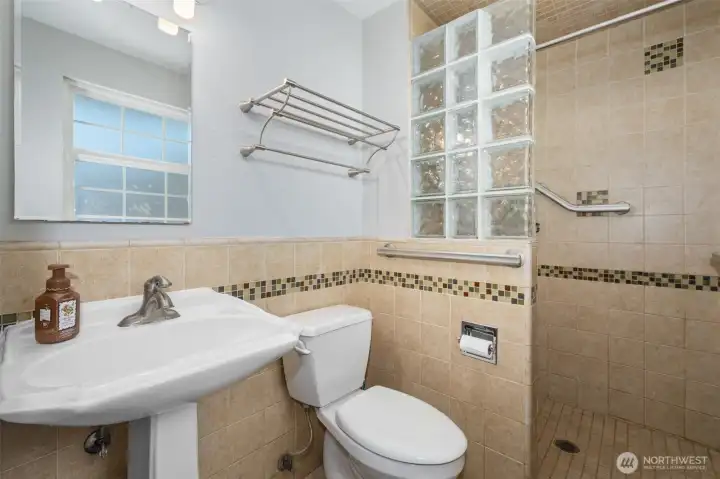 Primary 3/4 ensuite Primary 3/4 ensuite