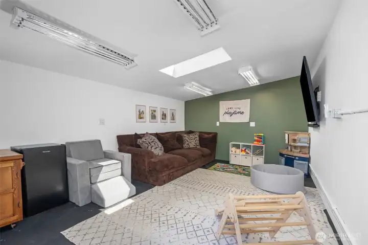 Whateveryouwantittobespace! This adds roughly 200 square feet to the home, that are not included in the finished sq footage. Whateveryouwantittobespace! This adds roughly 200 square feet to the home, that are not included in the finished sq footage.