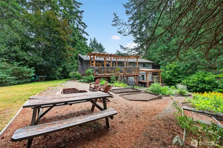 Truly a park-like setting in the yard. Truly a park-like setting in the yard.