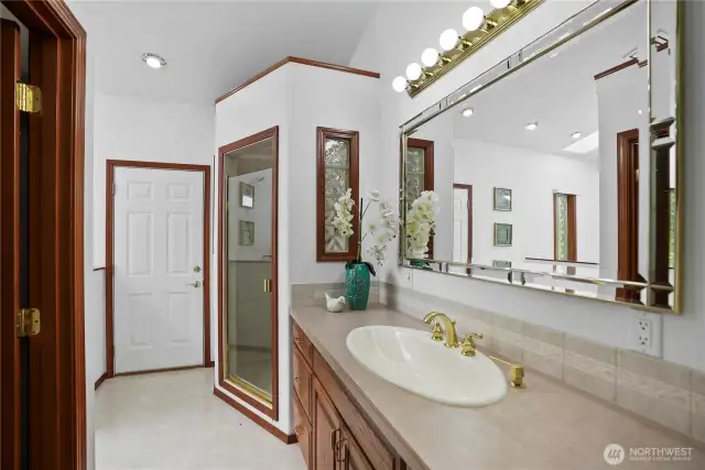 4-piece en-suite bath with access door to the back porch/yard