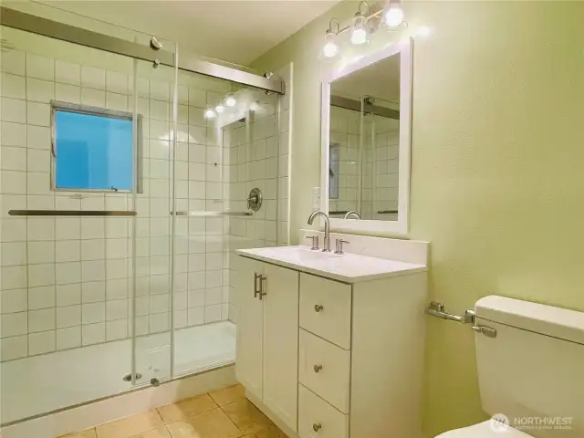 Main floor full bathroom
