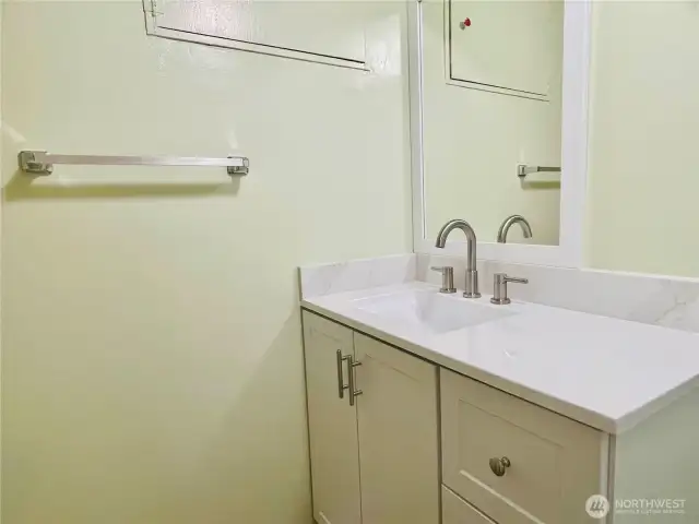Lower floor 3/4 bathroom