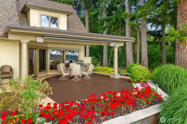 Year round BBQs under the covered outdoor patio. Retractable Sun/windscreen.