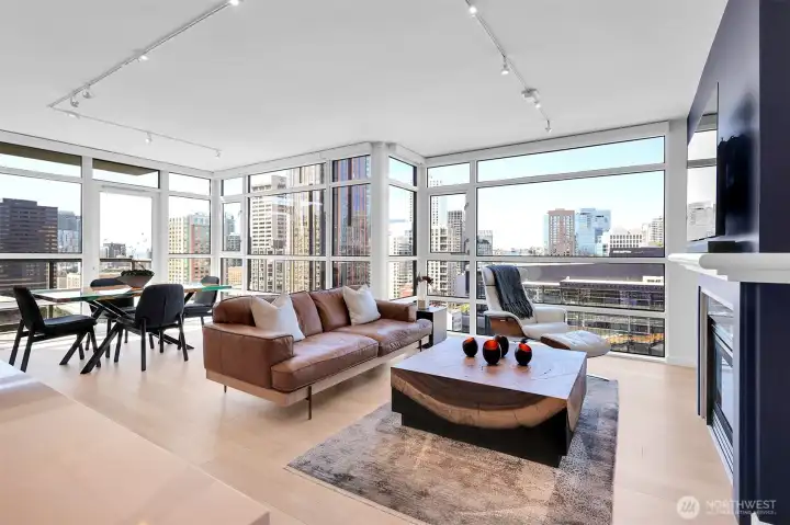 Live the luxurious life on the 17th floor downtown.