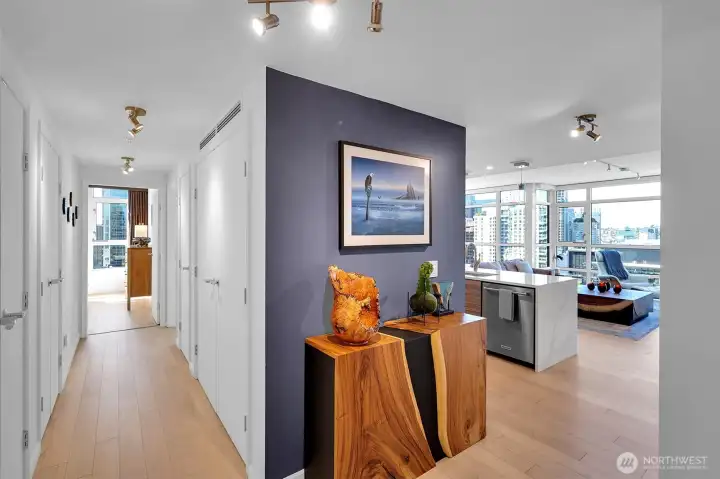 Spacious, luxurious 2-bedroom, 2-bathroom with great 'flow'.
