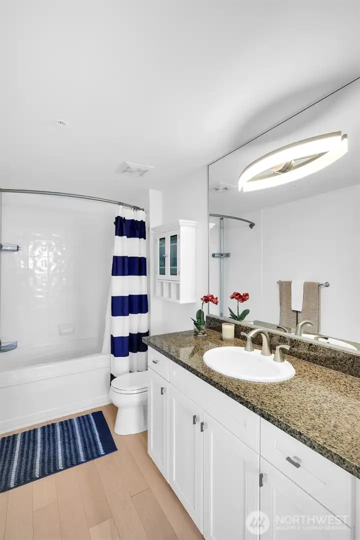 Full primary bath.