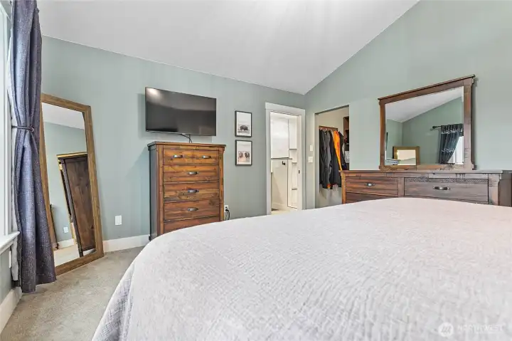 Separate walk-in closet and en suite bathroom.