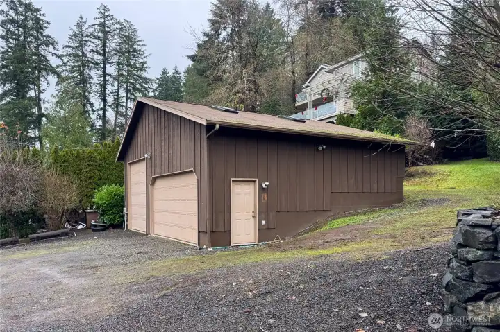 the shop also has a full loft with access thru the upper side.