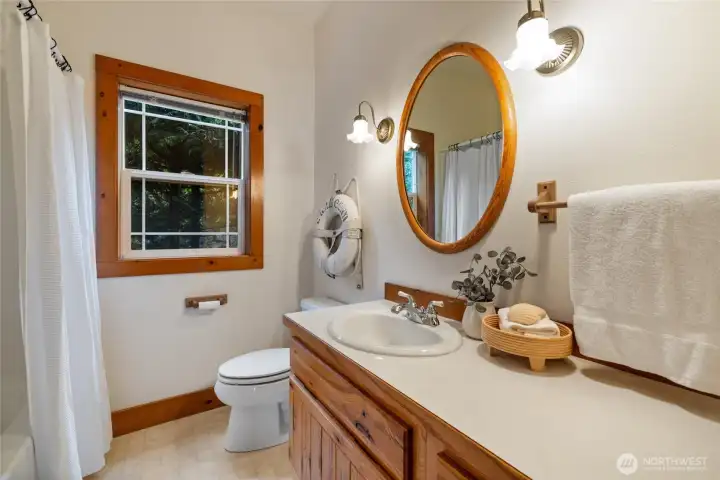 Main floor Full bath