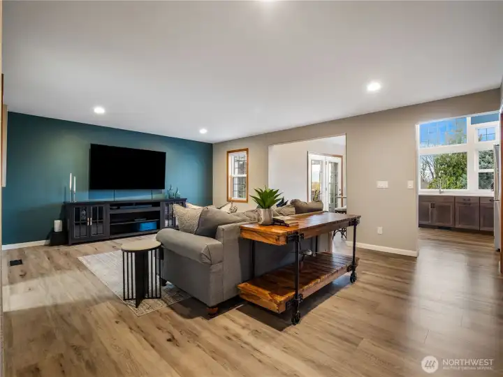 Open living area directly connected to the kitchen and dining/living room