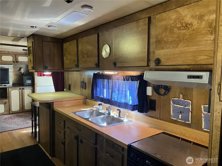 Cook top and oven, double sink and lots of cabinet space.