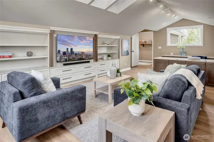 Large bonus room,w/ built-in office space,skylights, TV and extra storage.