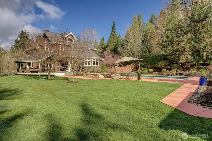 Private fully fenced back yard.