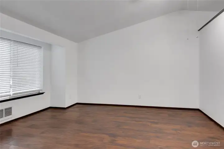 Living Room w/vaulted ceiling