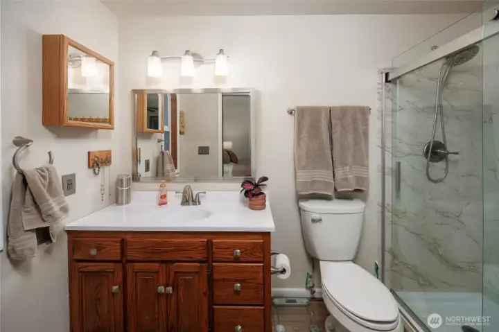 Primary bathroom w/walk in shower.