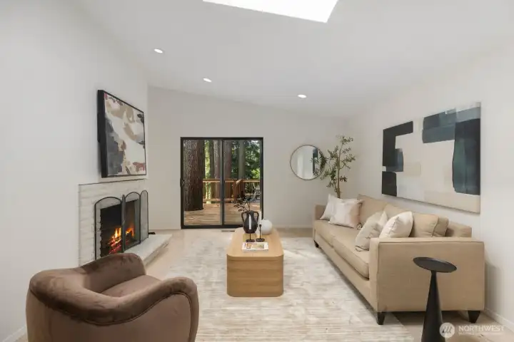 Second living room with access to the deck