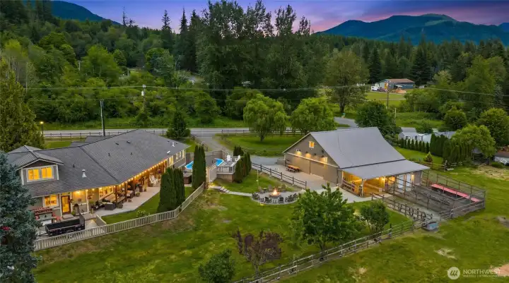 RAMBLER + BARN + ADU + ABOVE GROUND POOL + HOT TUB + 5+ ACRES ALL IN Ravensdale!