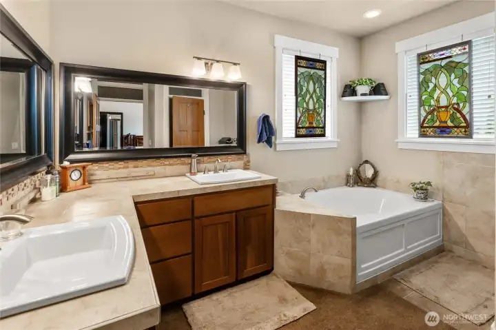 5 piece primary suite Bath!