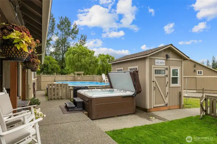 Hot Tub, Pool House w/ 1/2 bath and Above ground pool!