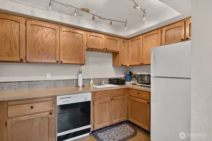 All kitchen appliances stay All kitchen appliances stay