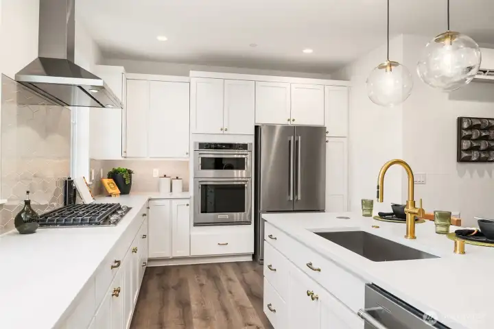 Well equipped kitchen, large center island & 36in KitchenAid GAS COOKTOP! Well equipped kitchen, large center island & 36in KitchenAid GAS COOKTOP!