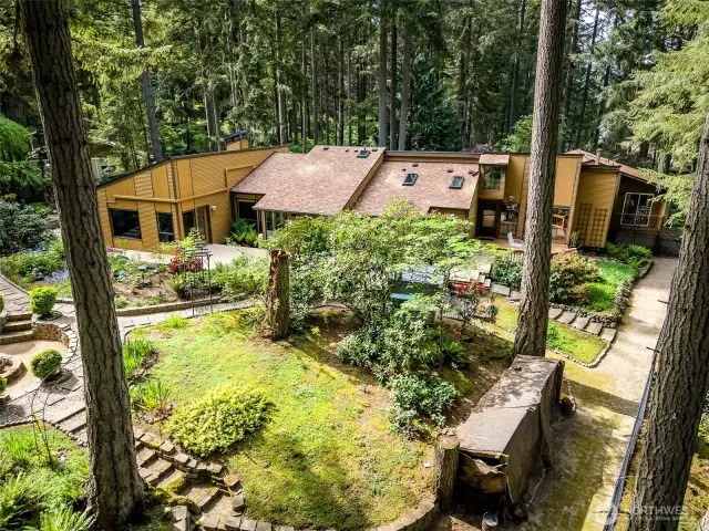 Discover the perfect mix of comfort and space with this enchanting estate, showcasing a grand back yard framed by meticulously landscaped grounds—ideal for unforgettable gatherings!