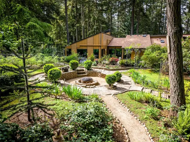 Gather with friends and family around the delightful fire pit, perfect for roasting s'mores & making memories under the stars!