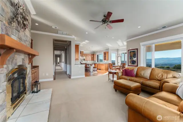 Open to the kitchen - room for everyone