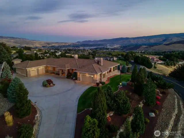 Welcome to 4065 W Eaglerock Drive