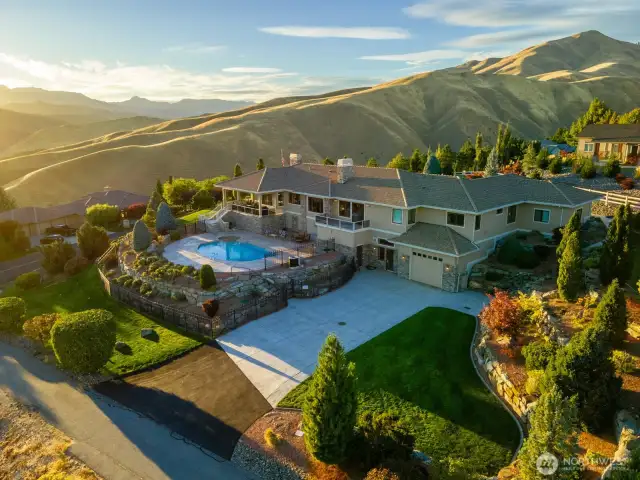 Sweeping views from snow-capped mountains to the Columbia River