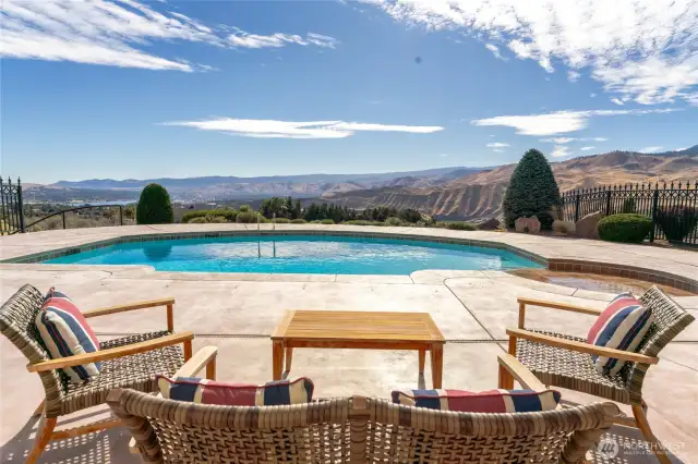Room to host a crowd - freshwater heated pool has 4" wading area