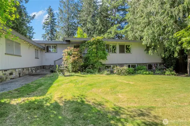Gorgeous 4 bedroom+office+bonus room  home in well established neighborhood. No through traffic, ends in a cul de sac. Large lot, sturdy construction.