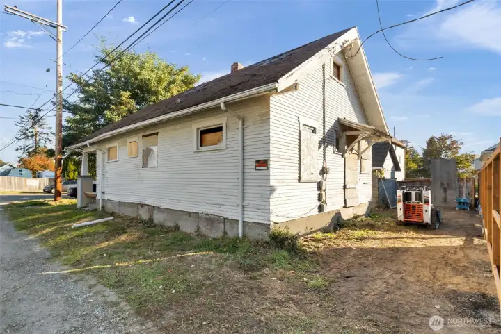 Convenient alley access to the backyard.