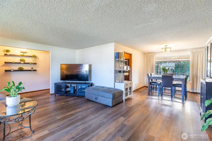 Bright, spacious living & dining area