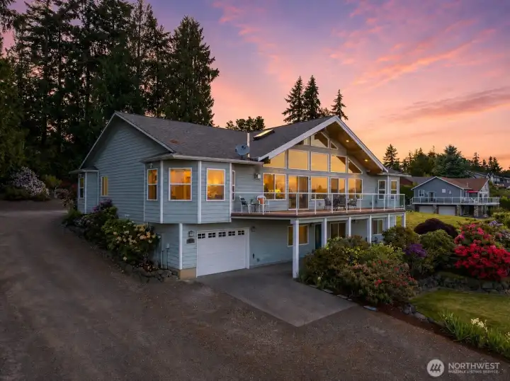 Lower level single car garage and private entrance make this a perfect opportunity for generational living. Lower level single car garage and private entrance make this a perfect opportunity for generational living.