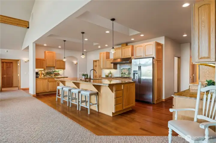 Huge island, wet bar/prep sink, double ovens and more! Huge island, wet bar/prep sink, double ovens and more!